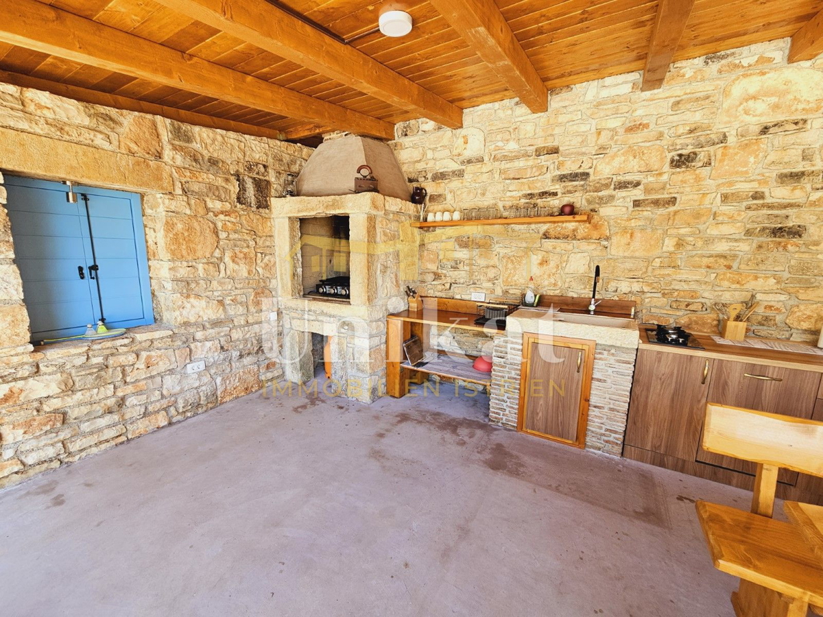 Posest z obnovljeno kamnito hišo, vrtom in bazenom